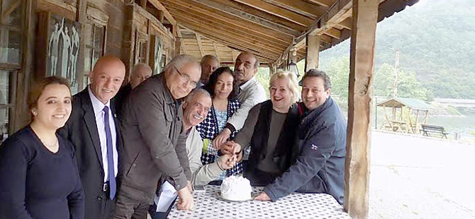 OMÜ' LÜ ŞAİRİN EŞİNE AYVACIK' TA SÜRPRİZ