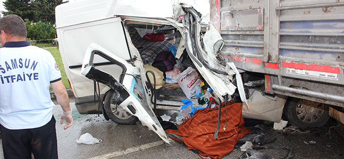 Samsun'da minibüs tıra çarptı: 1 ölü, 8 yaralı