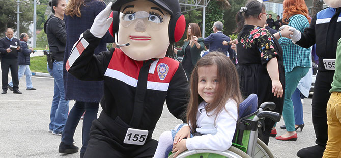 Polislerin engelli çocukları için eğlence programı