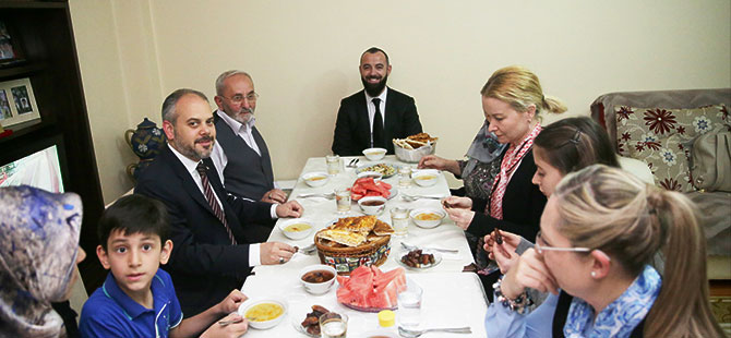 ŞEHİD AİLESİYLE İFTARDA BİR ARAYA GELDİ