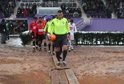 Hakem sahaya şartlı çıktı