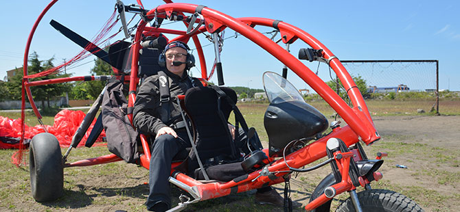 Terme Belediye Başkanı paramotor ile uçtu