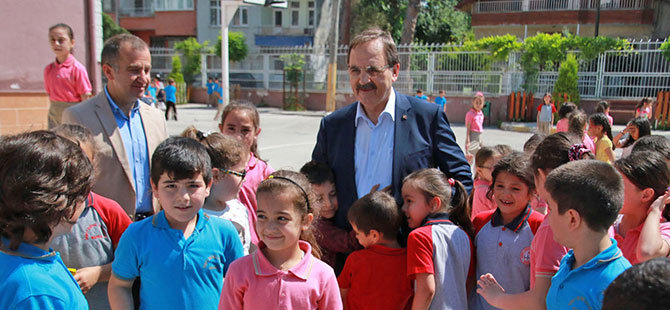 ŞAHİN ÖĞRENCİLERE TOP KANDİL DAĞITTI