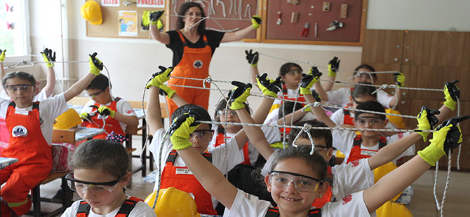 İş güvenliğini 8 yaşında iş tulumu giyerek öğrendiler