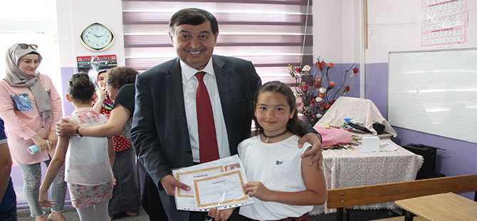 Başkan İkiz karne dağıttı