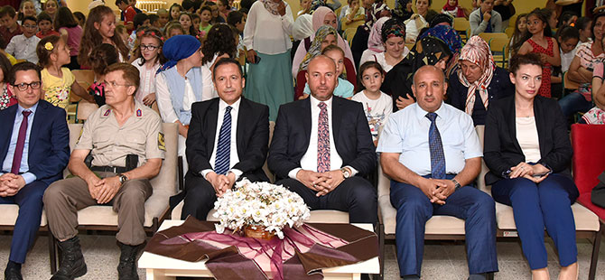 Öğrencilerin karne heyecanına ortak oldu