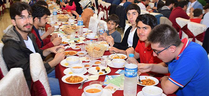 Eğitim ve Yardımlaşma Derneği’nden iftar yemeği