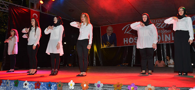 İşaret dili ile ilahi'ye ayakta alkış