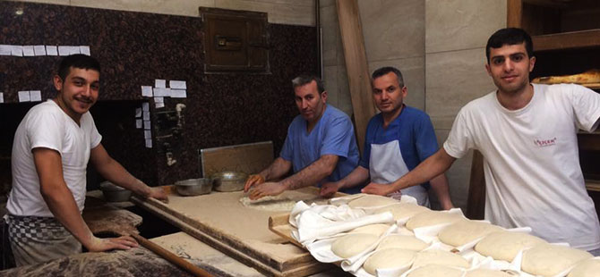 RAMAZAN BİTERKEN PİDELER KAPIŞILIYOR