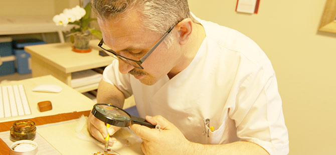 Hat eserlerini Afrika'daki Müslümanlar yararına satıyor