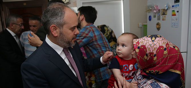 KILIÇ BAYRAMDA ŞEHİT AİLESİNİ ZİYARET ETTİ