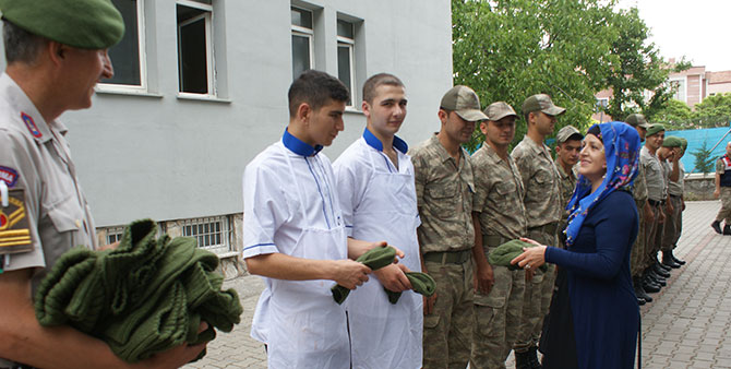 Gurbetçi kadından Mehmetçiğe hediye 