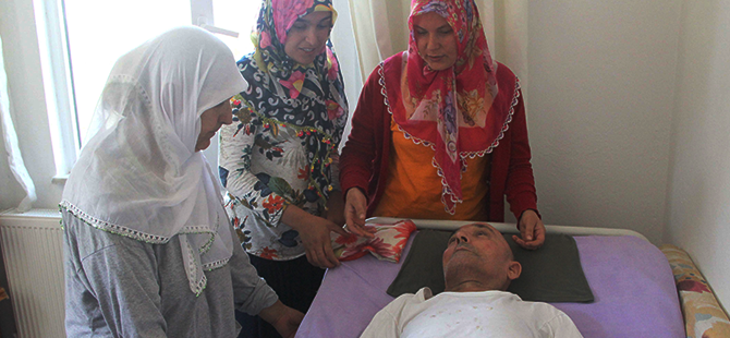 Felçli eşine 18 yıldır gözü gibi bakıyor
