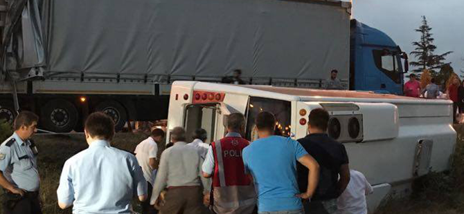 Halk otobüsü ile tır çarpıştı: 28 yaralı