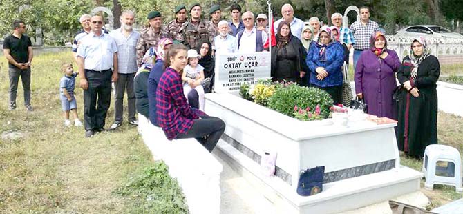 ŞEHİT POLİS KABRİ BAŞINDA ANILDI