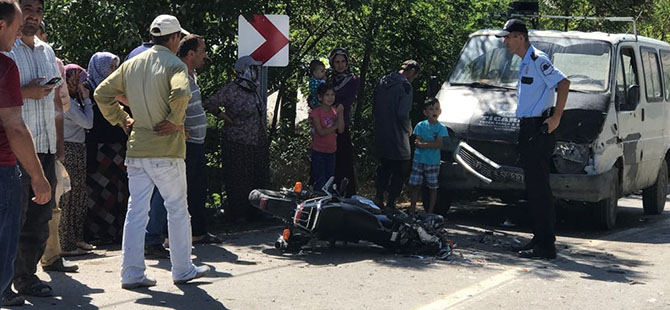 MİNİBÜS MOTOSİKLETE ÇARPTI
