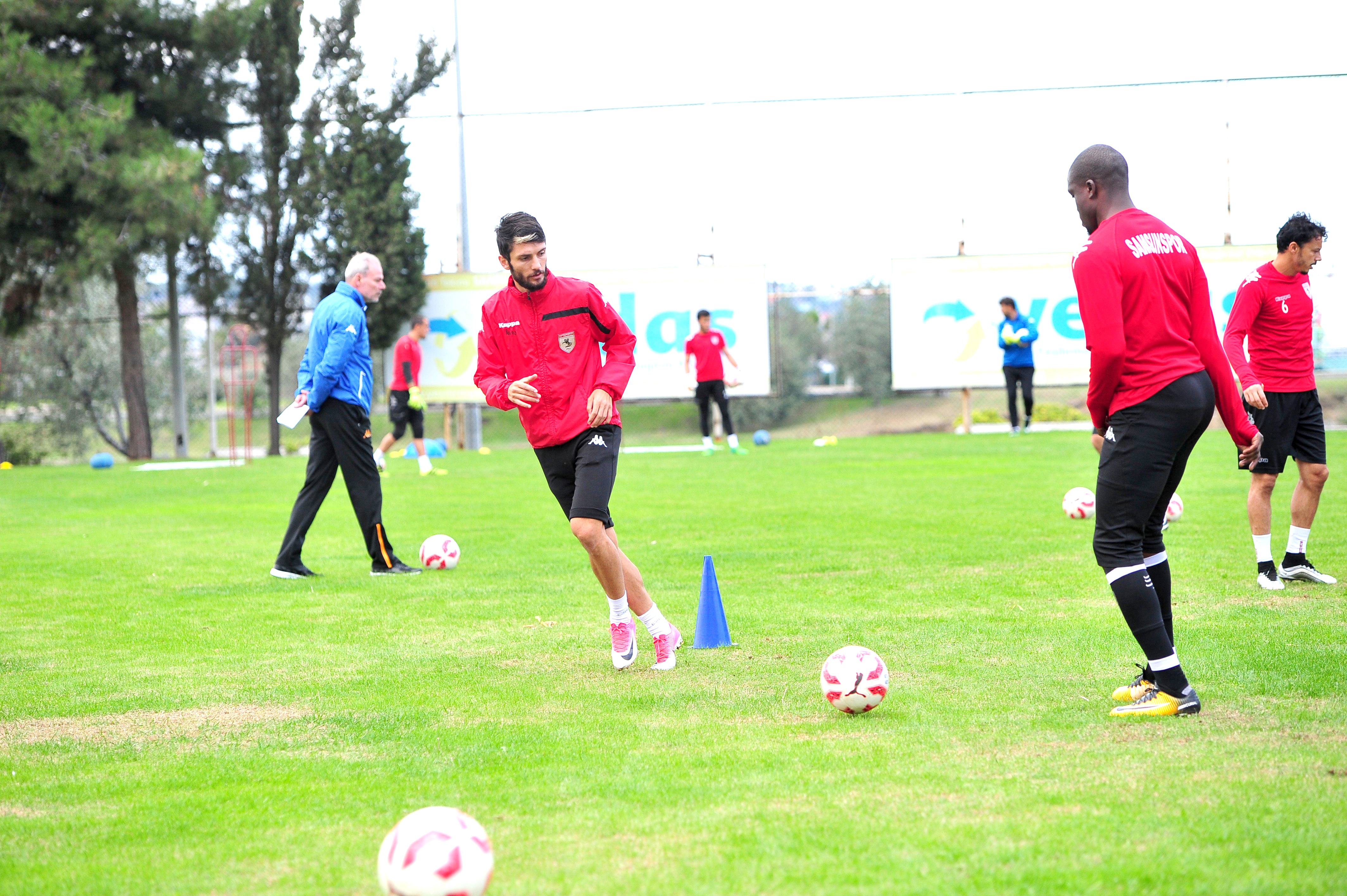 4 FUTBOLCU TAKIMDAN AYRI ÇALIŞTI