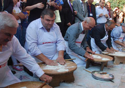 Eli oklavalı kravatlı erkekler