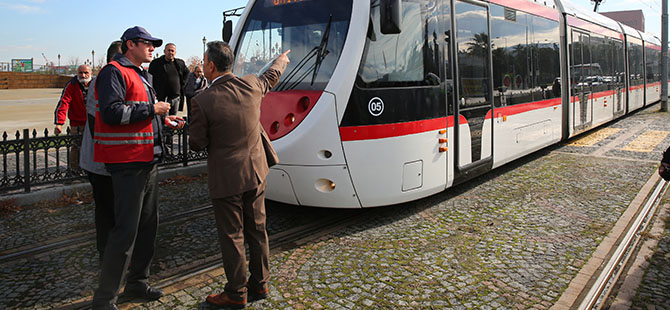 TRAMVAY YAYAYA ÇARPTI