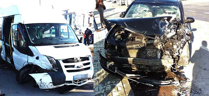 ÖĞRENCİ SERVİSİYLE OTOMOBİL ÇARPIŞTI