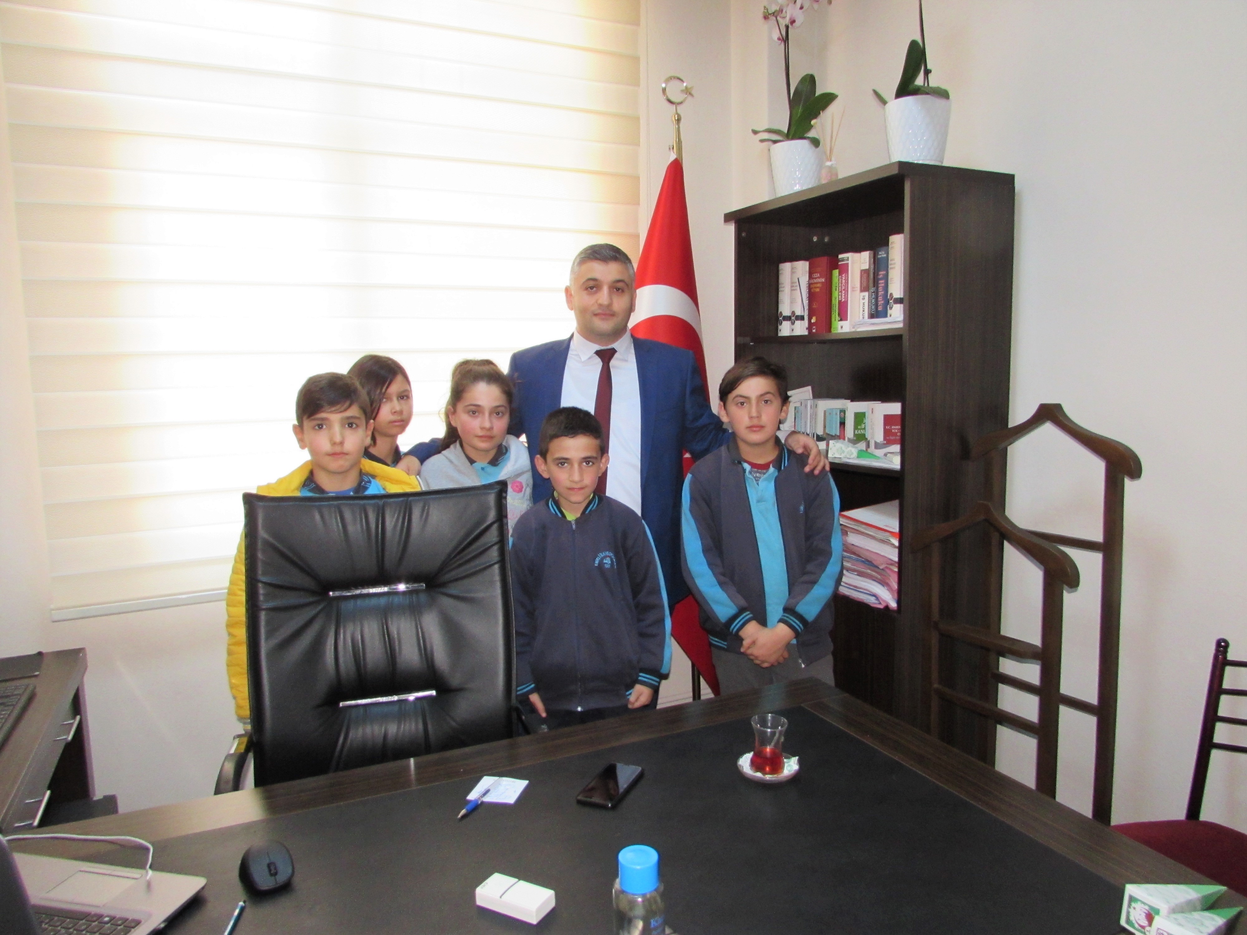 Kavak'taki öğrencileri, Mevlid Kandili dolayısıyla kandil simidi dağıttı.