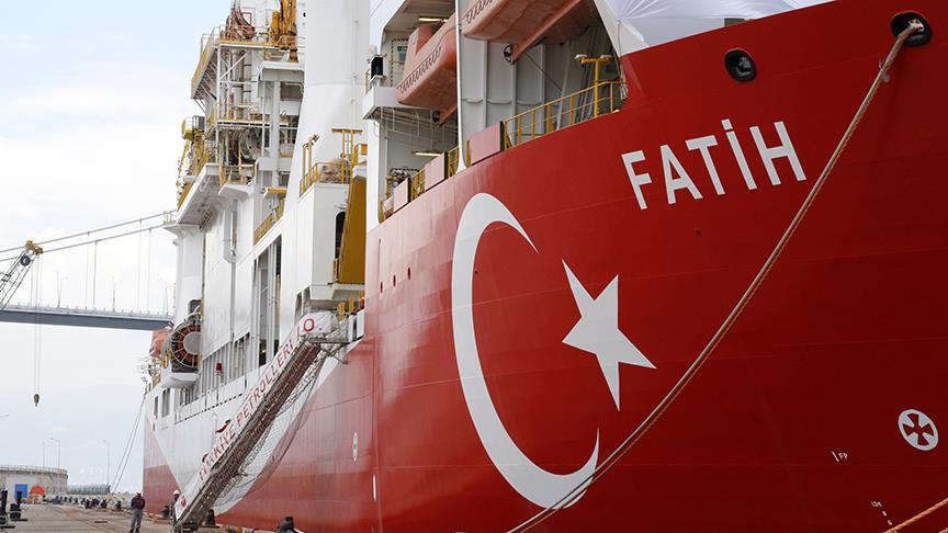 'Fatih' Çanakkale Boğazı'ndan geçti