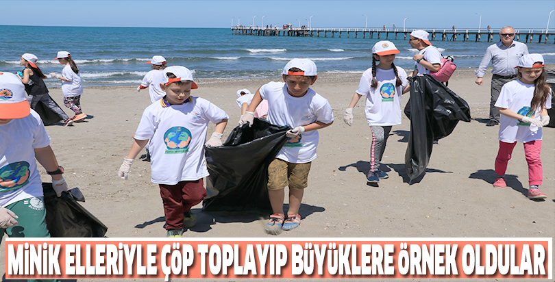Minik elleriyle çöp toplayıp büyüklere örnek oldular