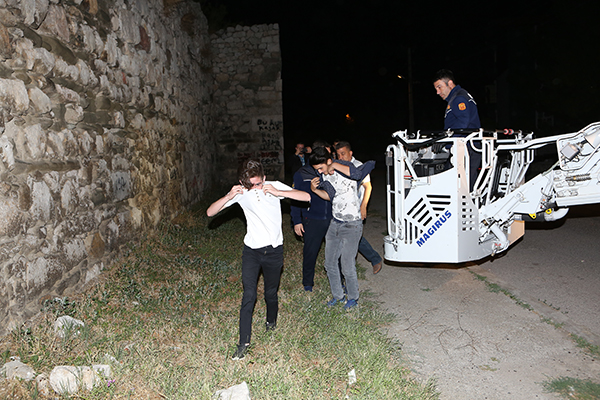 Kalenin surlarında mahsur kalan gençleri itfaiye kurtardı