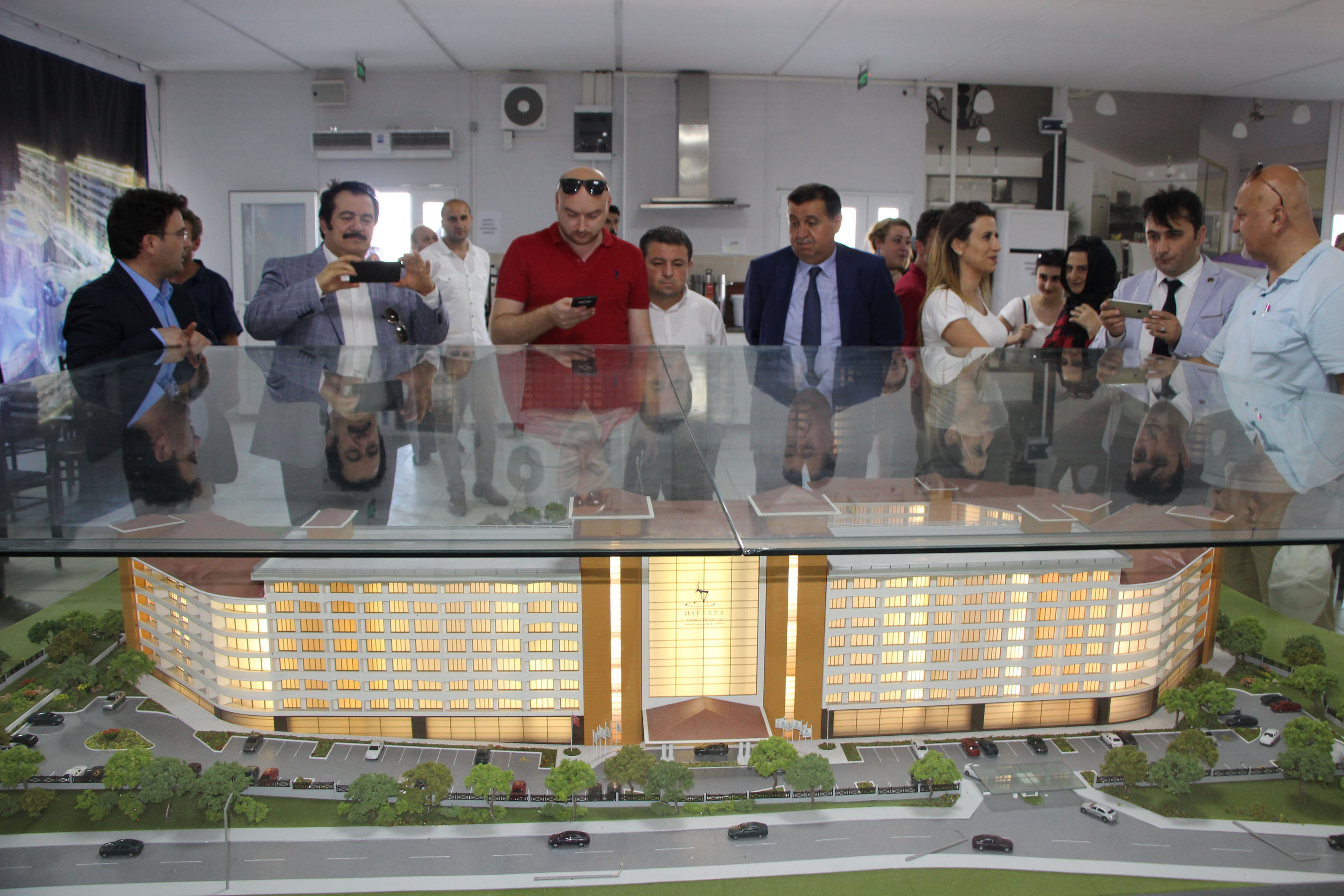 Şantiye ve tanıtım salonunu gezdiler