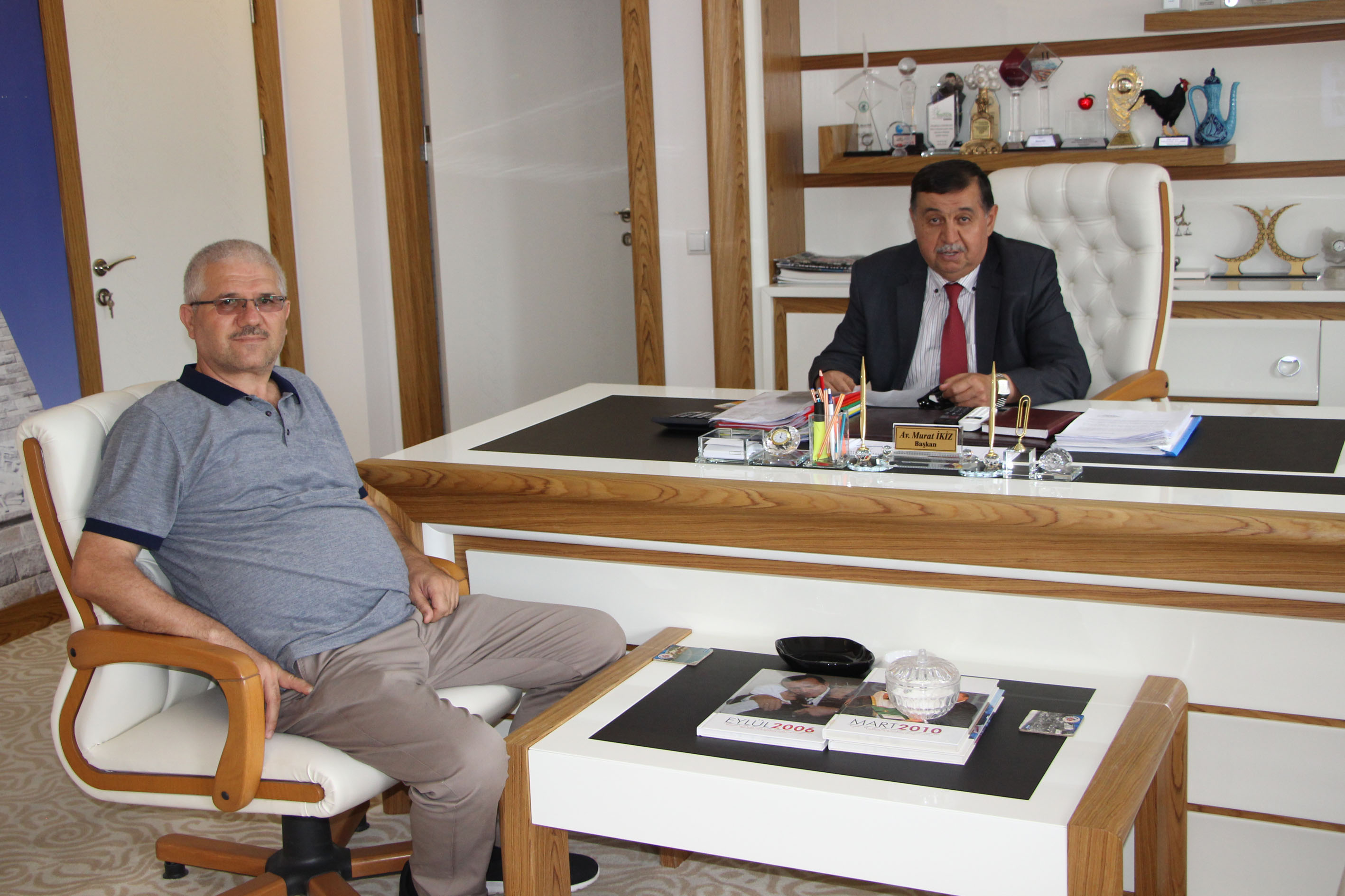 Turan Güney'den İkiz'e ziyaretTuran Güney'den İkiz'e ziyaret