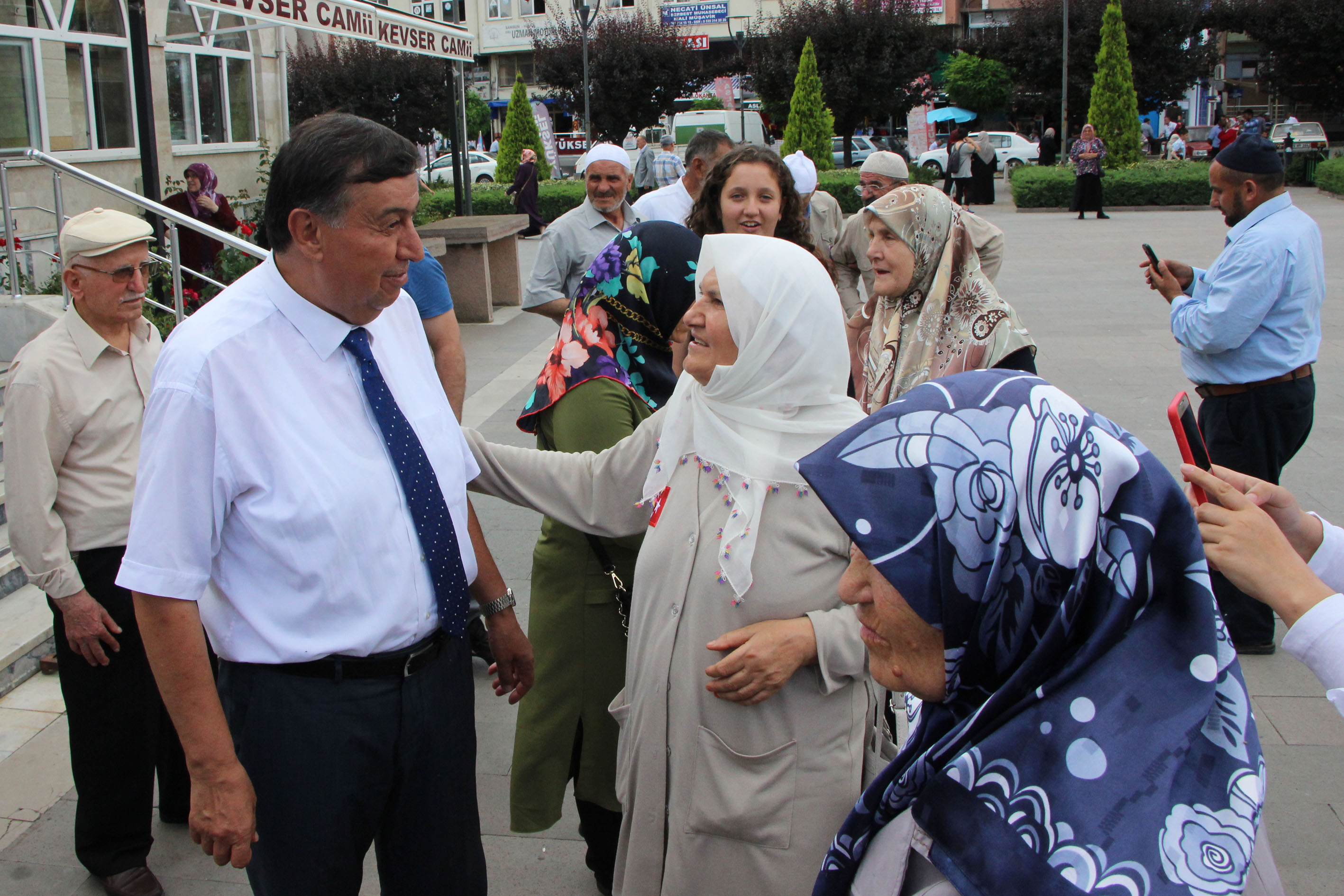 İKİZ HACI ADAYLARININI YANINDA