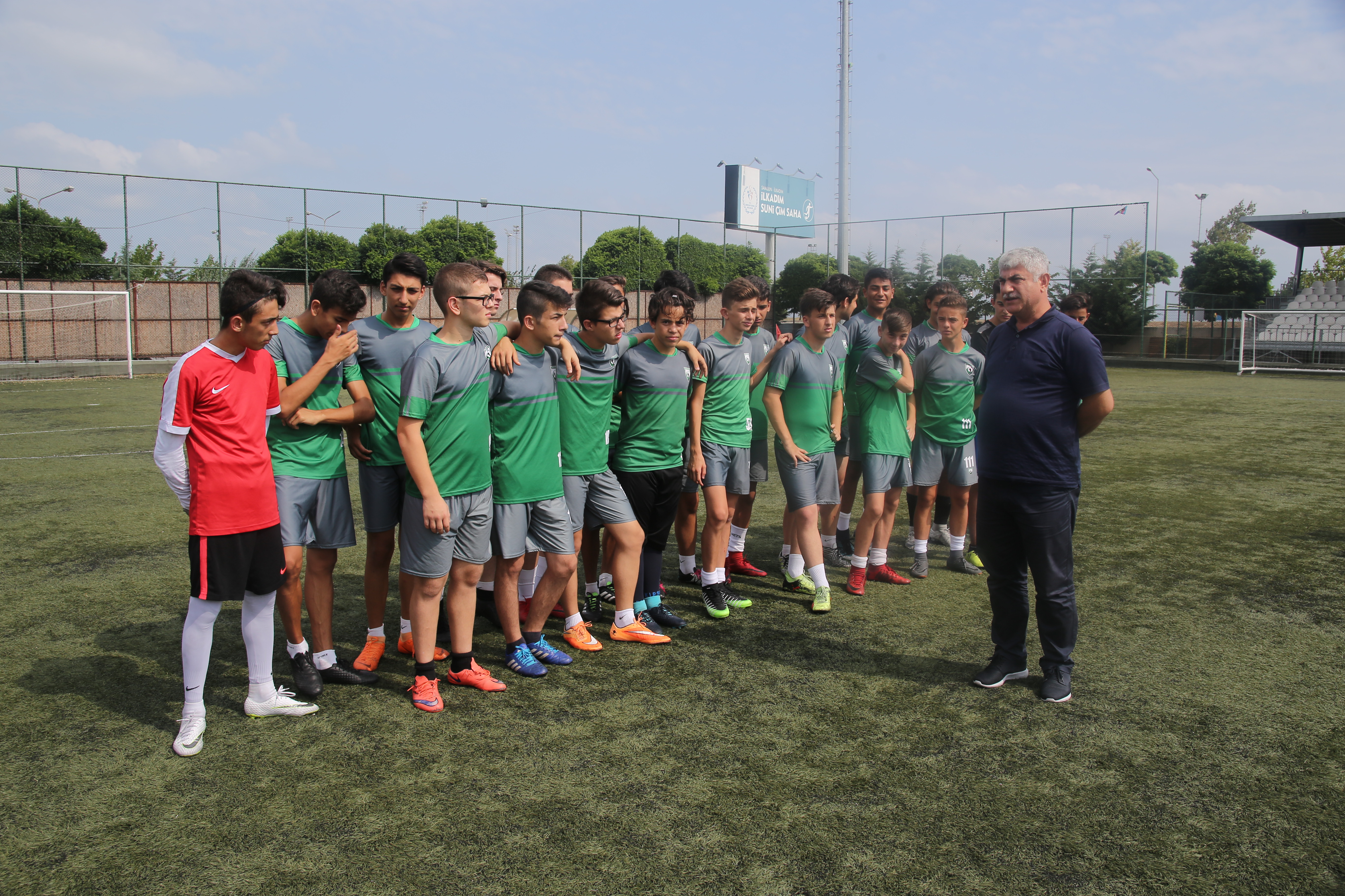 Türk sporuna ahlaklı sporcular yetiştiriyoruz.