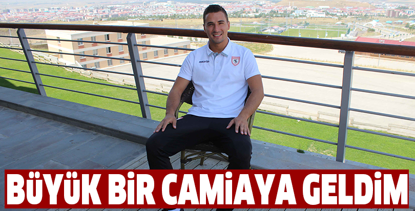 Büyük bir camiaya geldim