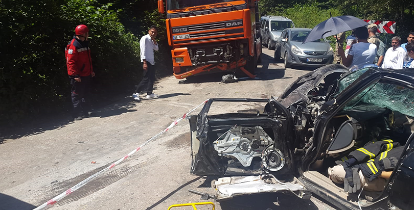 Otomobil ile Tır çarpıştı: 2 ölü, 4 yaralı