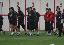 Kral idmanı terketti