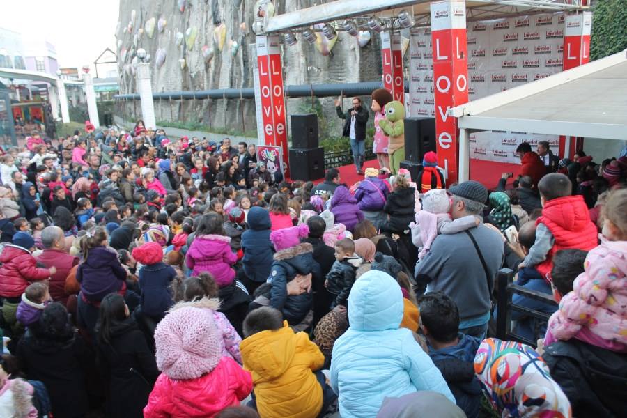 Lovelet Outlet ’te Minikler Aslan ile Buluşuyor