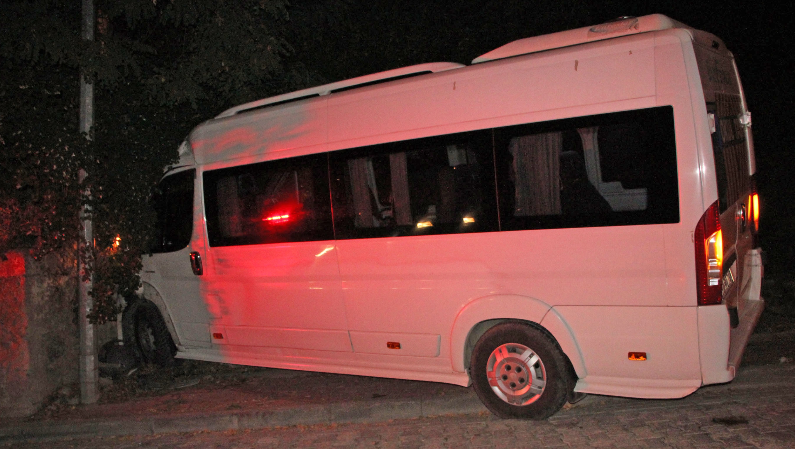 Samsun'da freni patlayan minibüs duvara çarptı: 15 yaralı