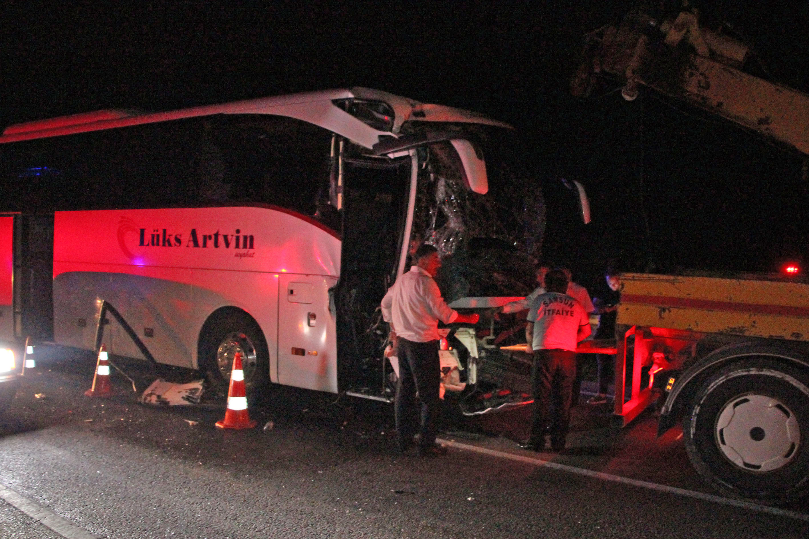 Yolcu otobüsü ile tır ile çarpıştı: 11 yaralı