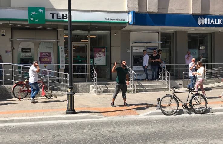 Bafra'da elinde satır bulunan şahıs yakalandı