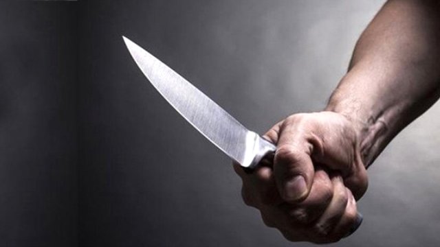 Kavgayı ayırmak isteyen genç bıçaklandı
