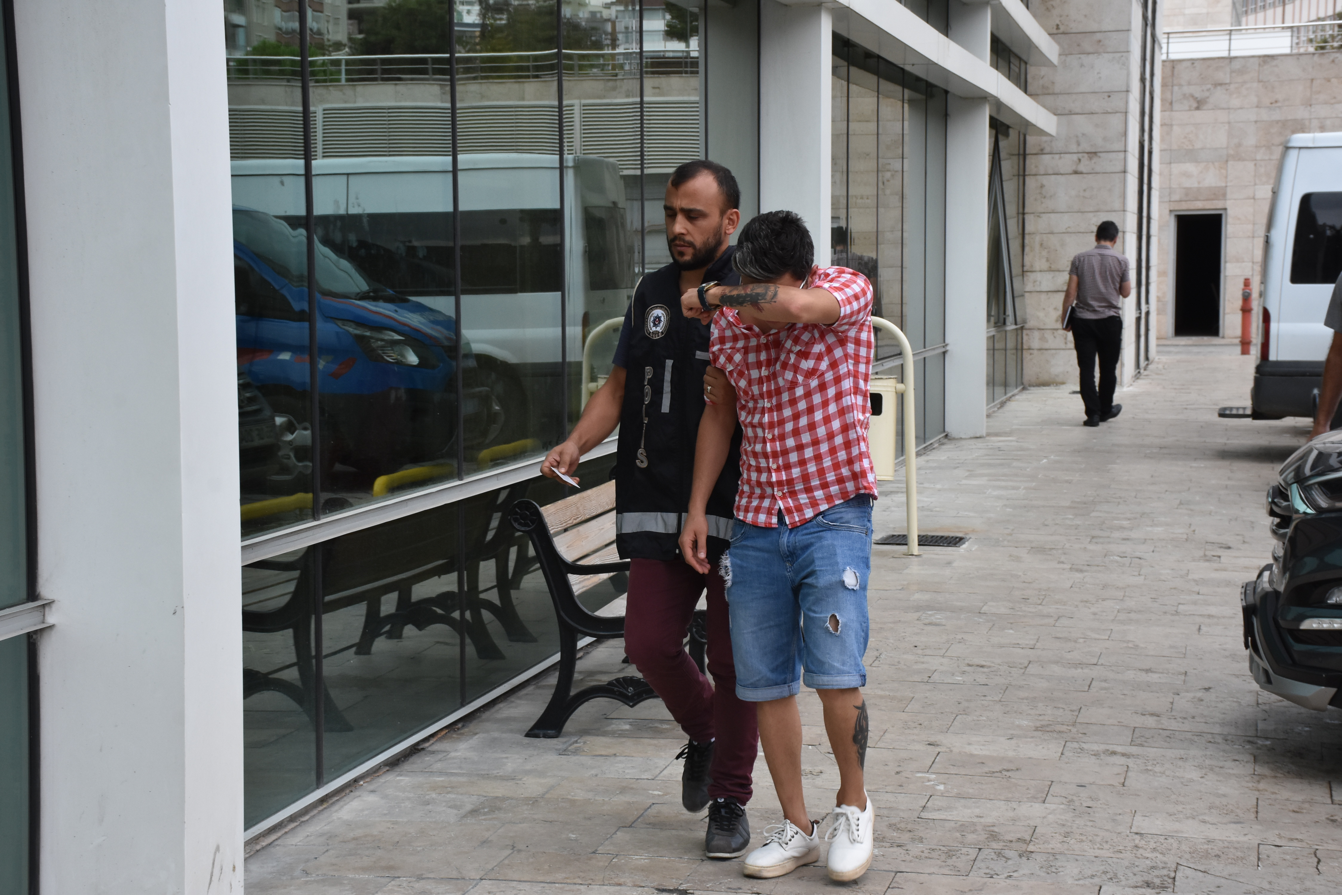 Samsun'da sahte bandrollü 128 şişe içki ele geçirildi.