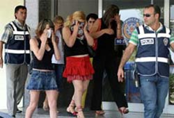 56 kişi sınırdışı edildi