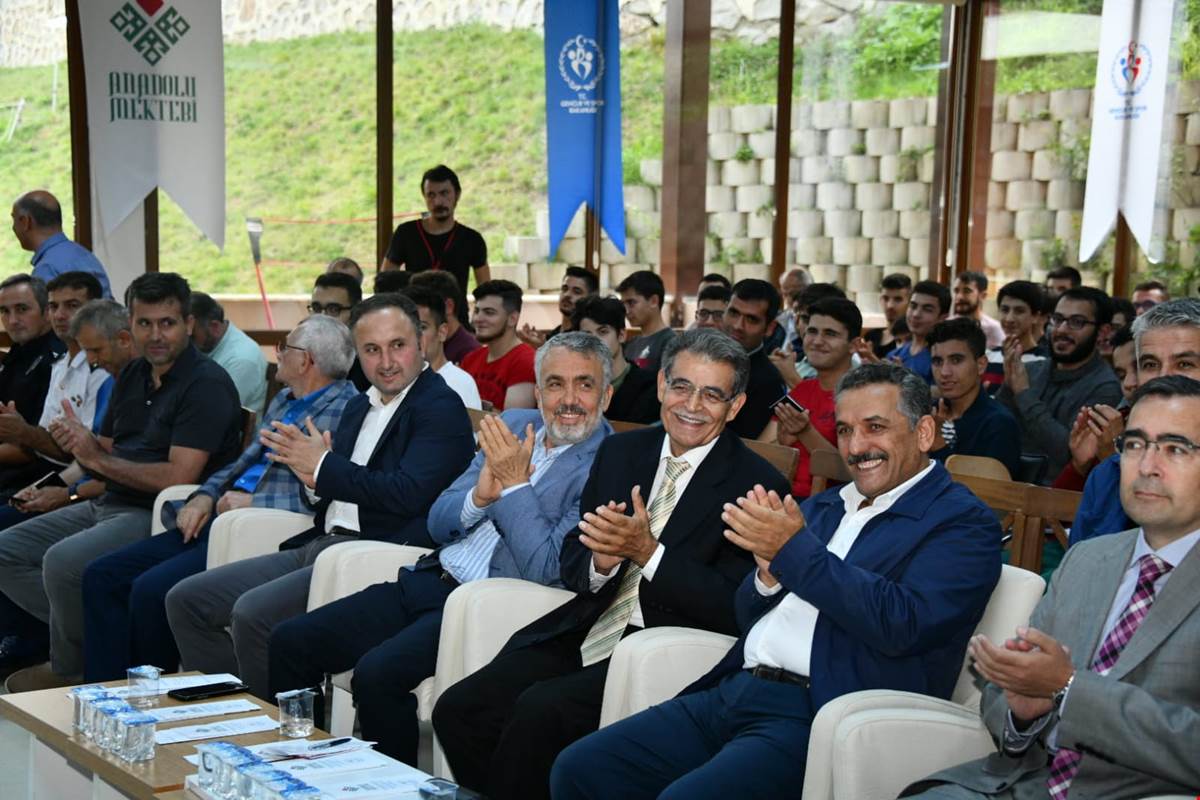 'Geleceğini ve geçmişini iyi bilen gençler yetiştirmeliyiz'