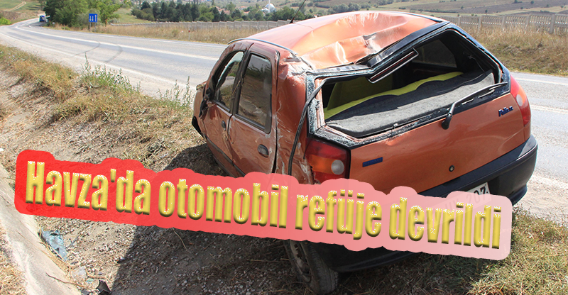 Havza'da otomobil refüje devrildi