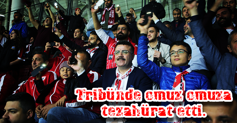 Tribünde omuz omuza tezahürat etti.