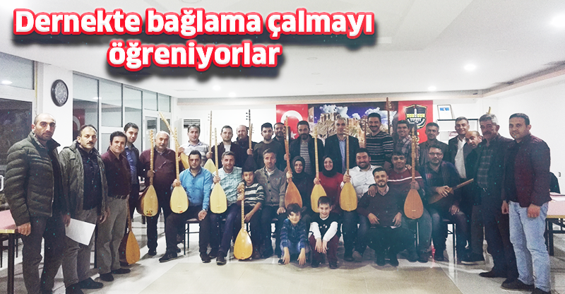 Dernekte bağlama çalmayı öğreniyorlar