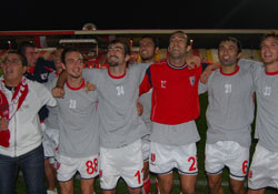 Gülen taraf ev sahibi