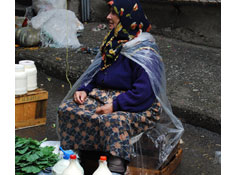 Yağmur, pazarcıyı vurdu