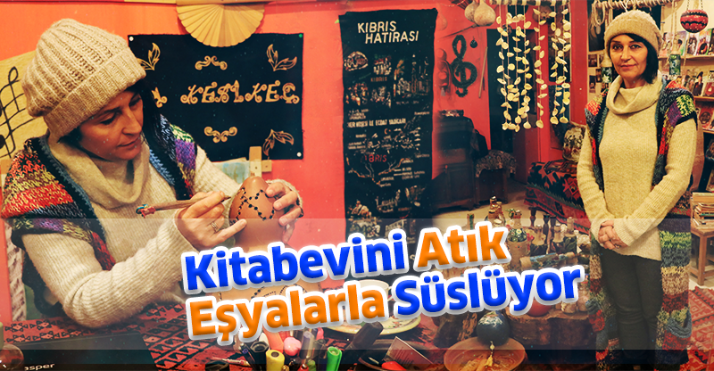 Kitabevini Atık Eşyalarla Süslüyor