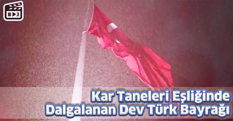Kar Taneleri Eşliğinde Dalgalanan Dev Türk Bayrağı